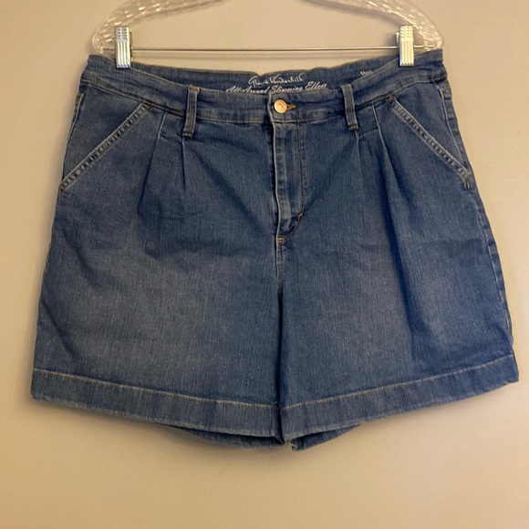 ⭐️Gloria Vanderbilt High rise Denim jean shorts pleated front size 14 - Picture 1 of 4